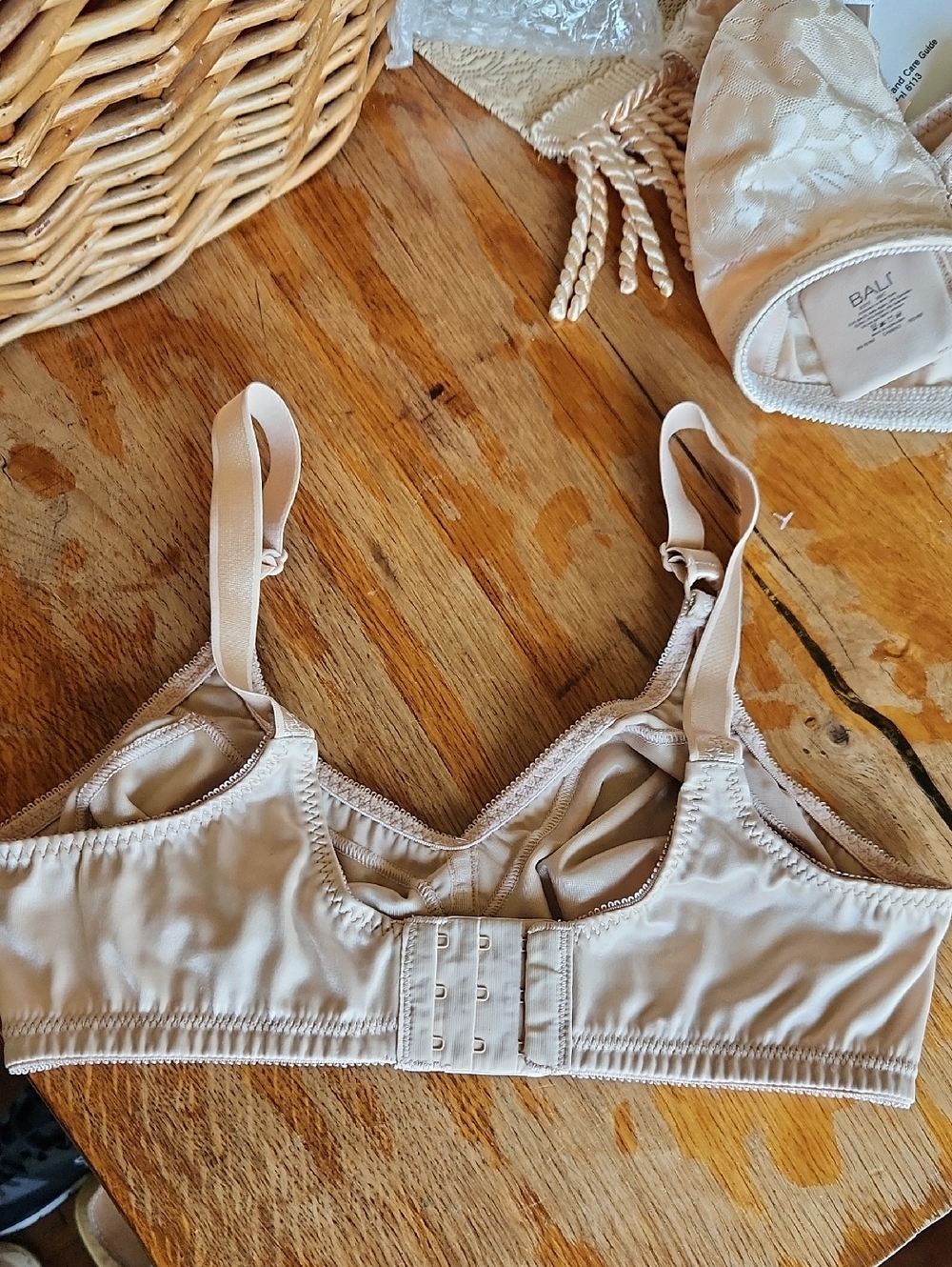 2 Bali Wirefree Bras‎ 36C - Picture 11 of 14